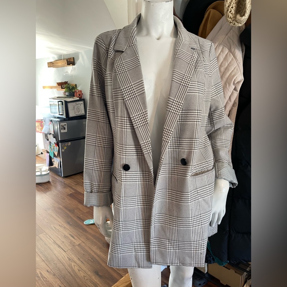 Oversized plaid blazer – bold sophistication!